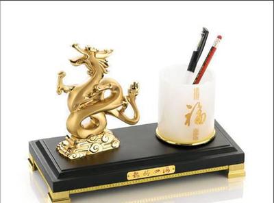 龍騰商海 華爾街龍、水晶龍與金屬龍年擺件，商務禮贈的藝術與意蘊